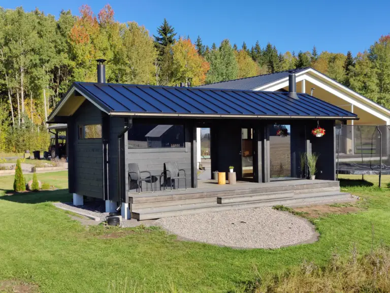 Sauna mustalla katolla ja terassilla, täydellinen paikka rentoutumiseen luonnon keskellä.