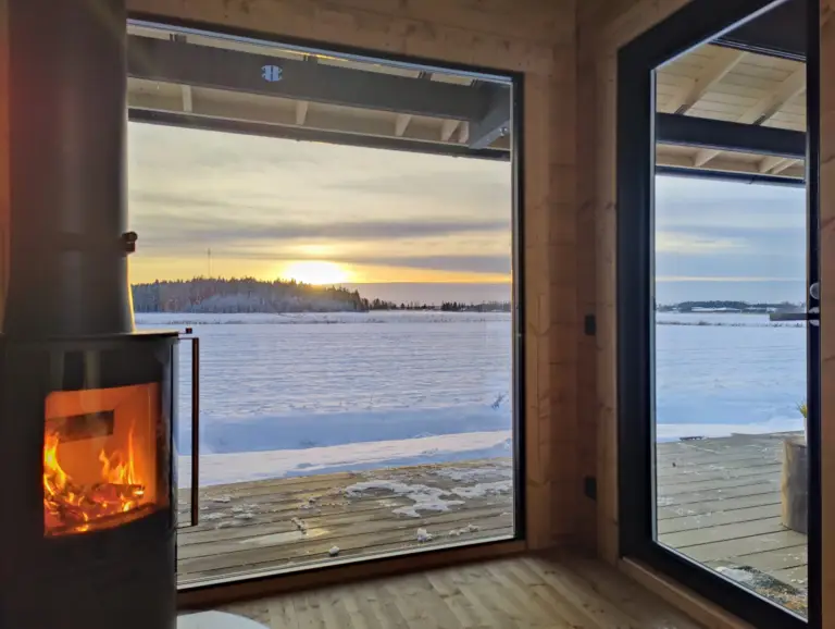 Pihasauna 16:sta pukuhuone talvella takkatulen lämmittämänä.