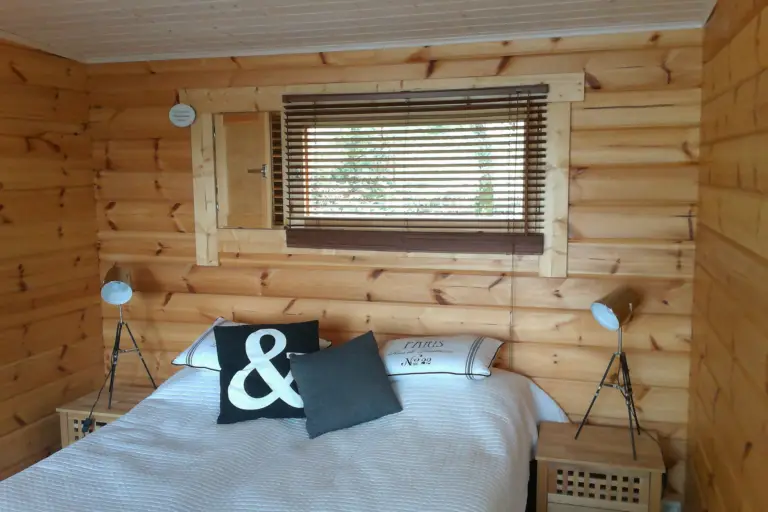 Hirsiaitta 25 sisätila tehtynä vierasmajaksi