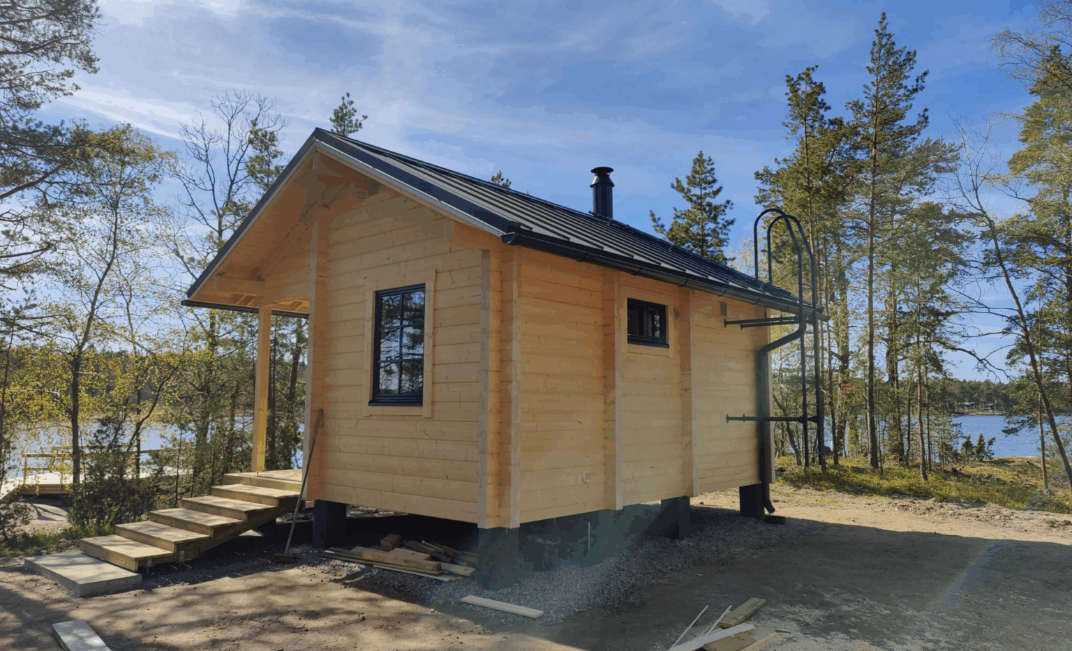 Valmis ulkosauna järven rannalla keväällä