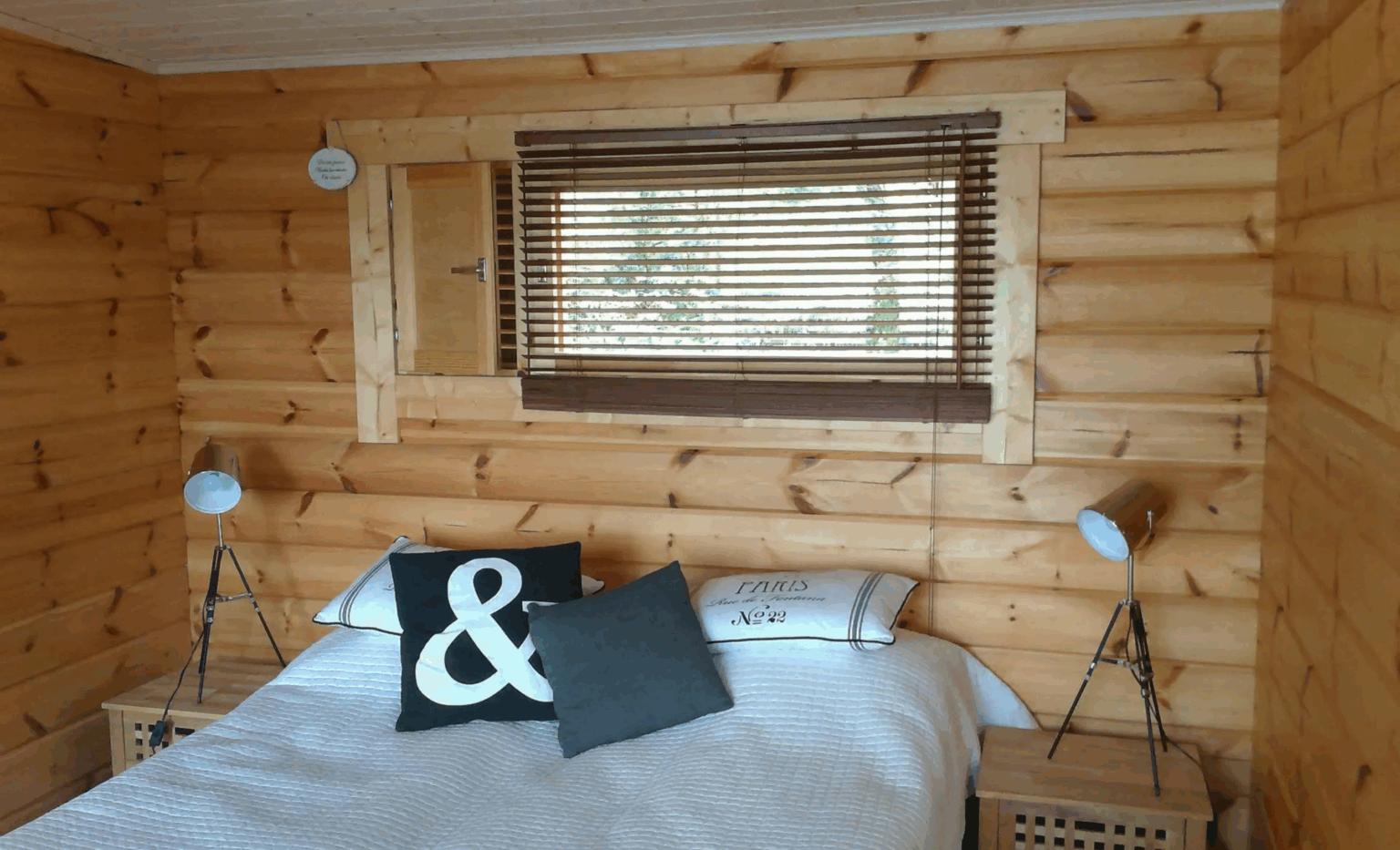 Hirsiaitta/vierasmaja sisältä sisustettuna