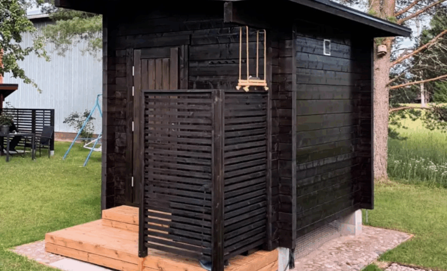 Pieni löylyvalmis pihasauna takapihalla