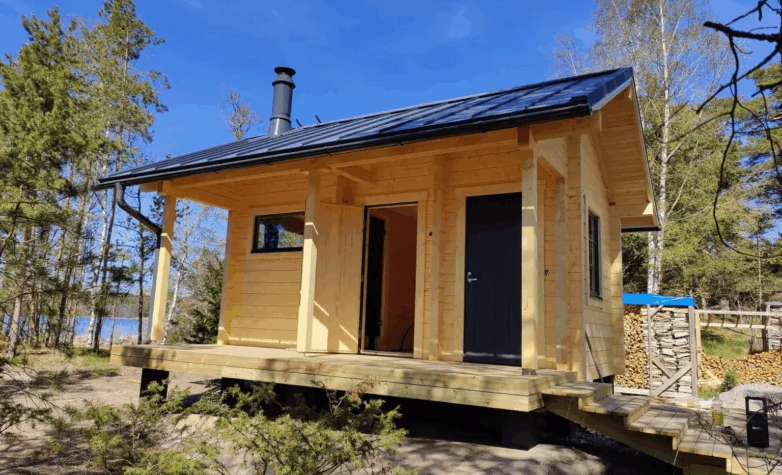 Valmis ulkosauna järven rannalla