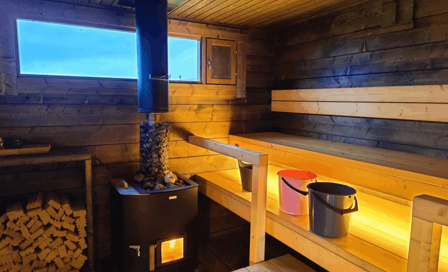 Pihasaunan löylytilat ja kiuas lämpimänä