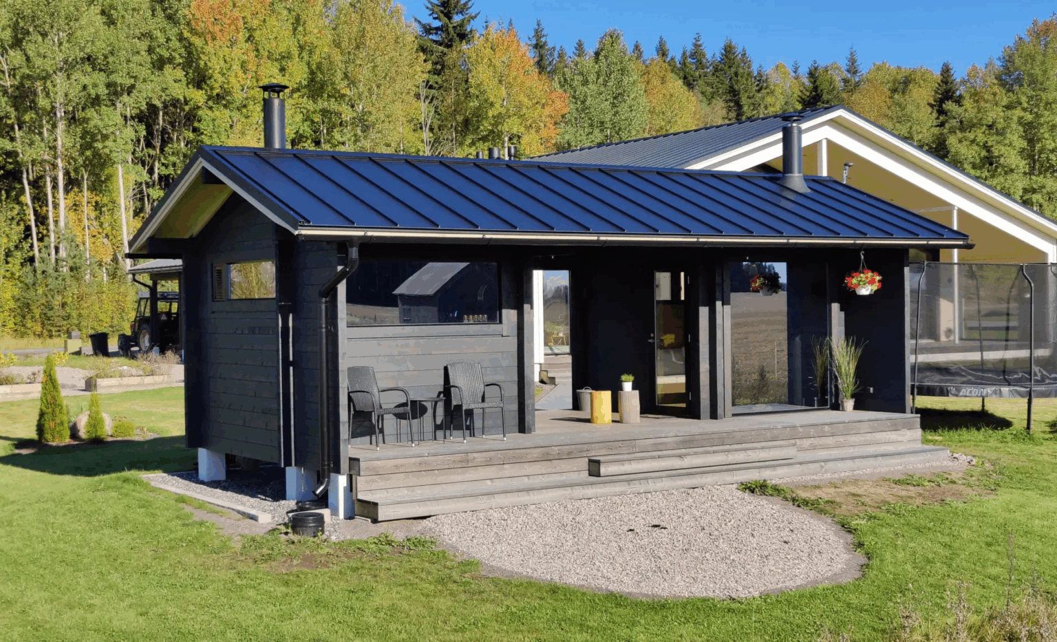 Moderni hirsisauna päivänvalossa