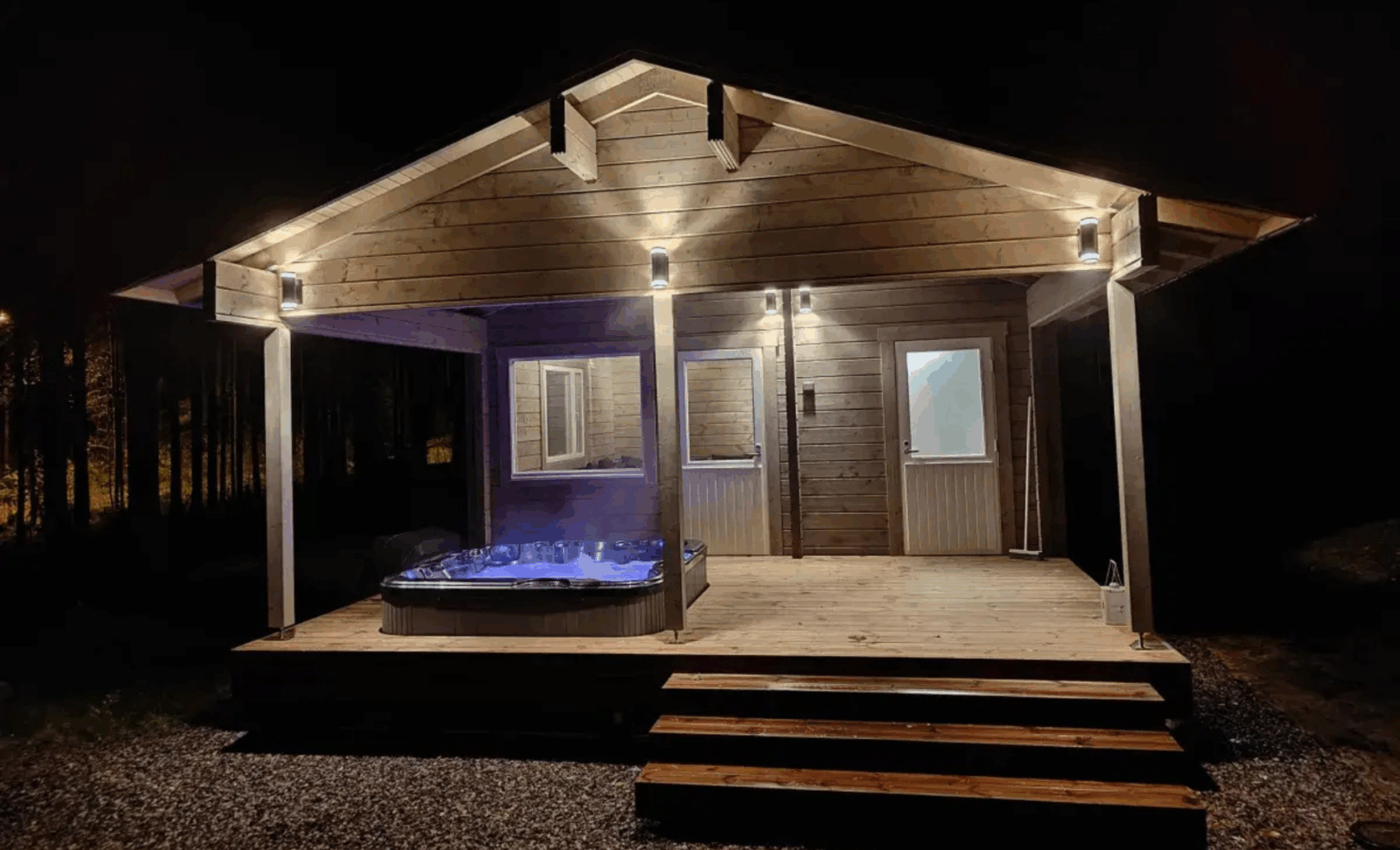 Pihasauna paljulla varustettuna yövalaistuksessa