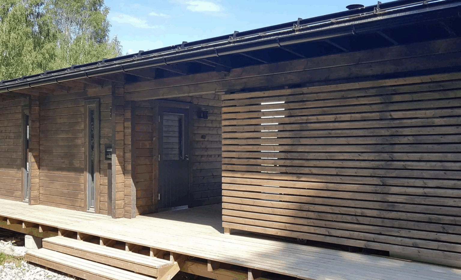 Hirsimökin takasisäänkäynti päivänvalossa